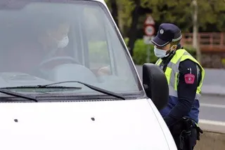 Agente poniendo una multa a un conductor | Fotografía EP