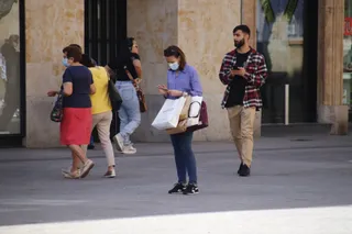 Gente paseando por la plaza del Liceo en Verano. Foto S24H