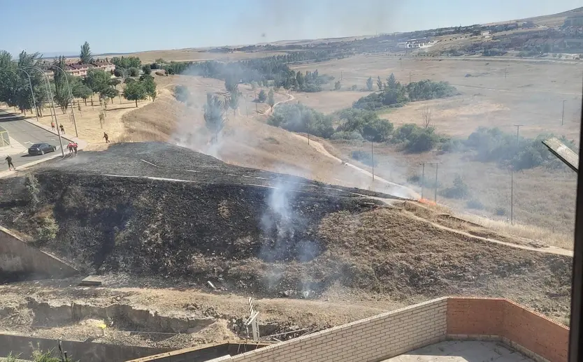 Bomberos de Salamanca sofocan fuego en la calle Dos Encinas