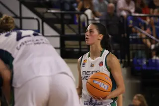 Claudia Soriano se dispone a lanzar un tiro libre.