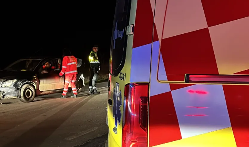 Ambulancia en Encinas de Abajo tras colisionar un jabalí contra un vehículo