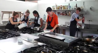 La Escuela de Hostelería imparte clases de cocina a un grupo de estadounidenses