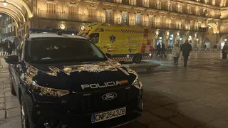 La Policía Nacional de Salamanca junto a una ambulancia interviene en el apuñalamiento de un joven de 18 años en la Plaza Mayor | Salamanca24horas