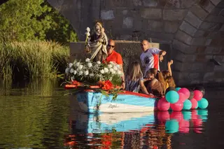 Alba de Tormes honra a la Virgen del Carmen con su tradicional y emotiva procesión fluvial