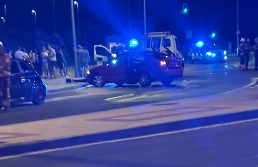 Cruza la rotonda de la glorieta Gloria Begue y colisiona con otro vehículo (3)