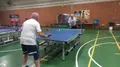Manuel con principio de ELA y Ángel, un varón de 80 años, entrenando en la Escuela del Club de Tenis de Mesa Baucan