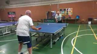Manuel con principio de ELA y Ángel, un varón de 80 años, entrenando en la Escuela del Club de Tenis de Mesa Baucan
