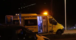 Ambulancia en carretera. Foto de archivo S24H