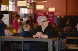 Personas mayores estudiando