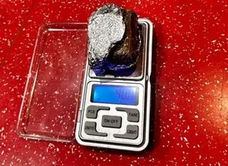 Los 40 gramos hachís encontrados debajo de la barra de consumiciones de un bar del barrio Vidal. Foto Policía Nacional