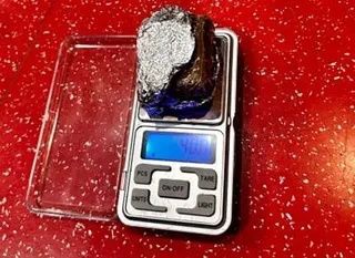 Los 40 gramos hachís encontrados debajo de la barra de consumiciones de un bar del barrio Vidal. Foto Policía Nacional