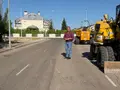 El alcalde en la zona renovada de la urbanización