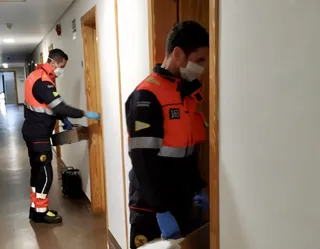 Bomberos en la desinfección del Colegio Mayor Oviedo