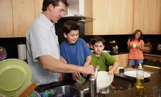 El 60% de los niños considera que las tareas de casa se reparten por igual entre papá y mamá