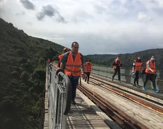 Los senderistas estrenan el Camino de Hierro disfrutando de la naturaleza y la historia