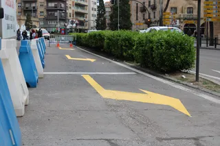 Señalización en avenida de Carmelitas para girar hacia Crespo Rascón