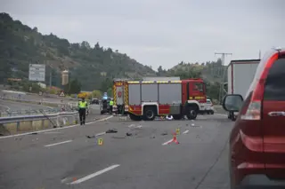 Accidente mortal entre un coche y un camión en el puerto de Vallejera. Foto Andrea M.