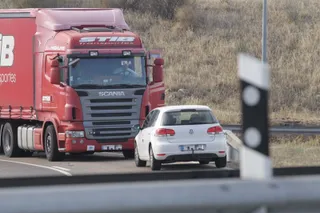 Un coche en dirección contraria, al borde de causar un accidente en nuestra ciudad