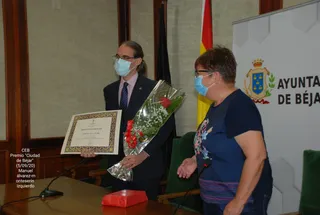 La presidenta del Cerntro hace entrega del premio a Marcos Sala