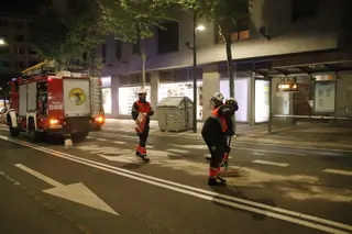 Dotación de bomberos presente en la calle María Auxiliadora por el vertido de gasoil | Salamanca 24 Horas