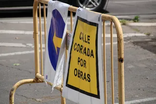 Calle cortada por obras. Foto de archivo