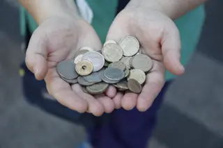 Una persona muestra un puñado de monedas. FOTO DE. ARCHIVO | EP