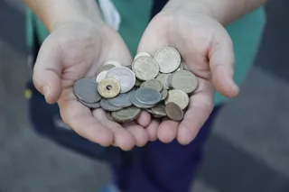 Una persona muestra un puñado de monedas. FOTO DE. ARCHIVO | EP