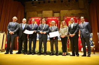 Entrega de Medalla de Oro de Salamanca a Perfumerias Avenida y Junta de Semana Santa.
