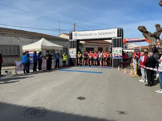 Salida de la IX Carrera del roscón de Paradinas de San Juan