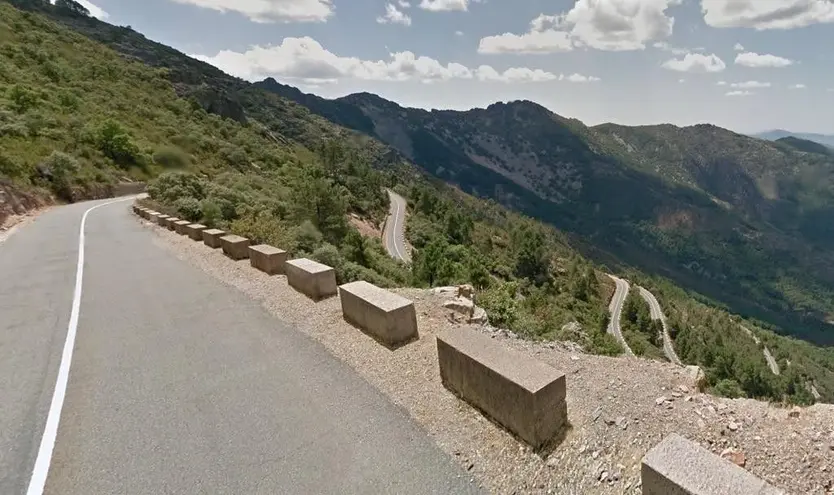 Un desprendimiento obliga a cerrar la carretera a Las Batuecas