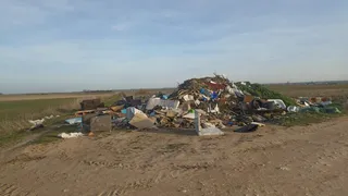 Escombros y basura en La Vellés denunciado por el alcalde