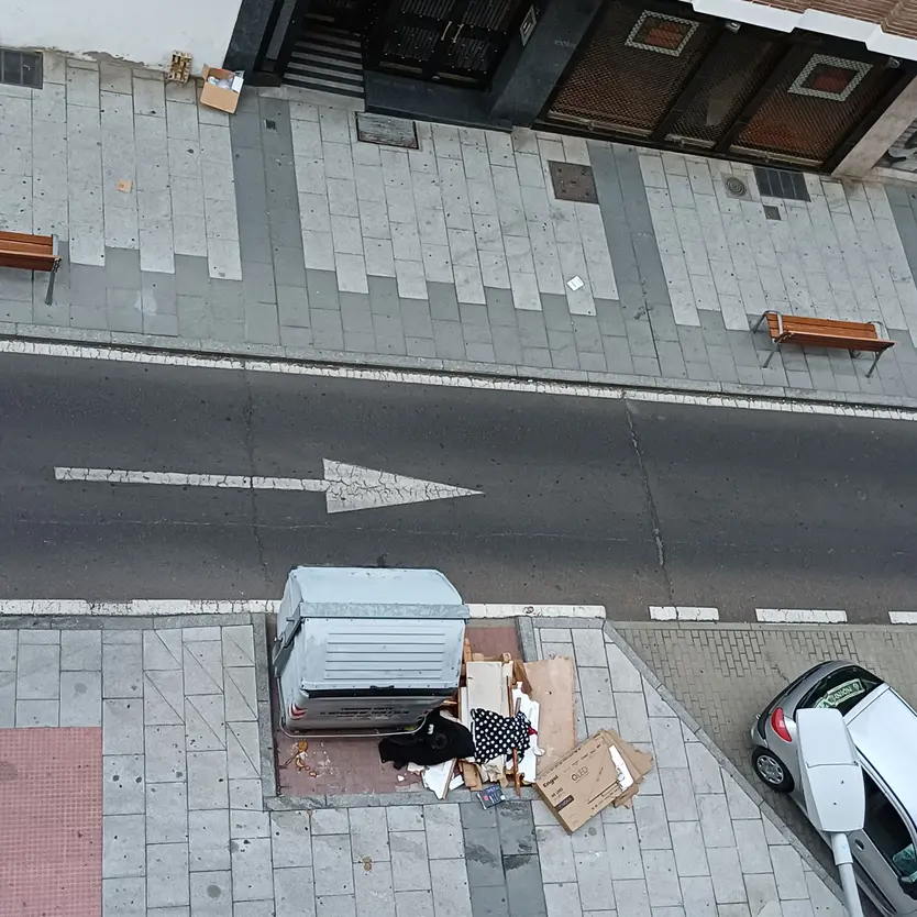 Basura tirada fuera de los contenedores en la calle Zúñiga
