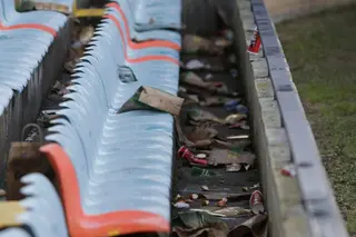 Bolsas de bocadillos, vasos y suciedad en el estadio Helmántico