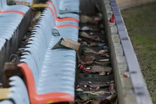 Bolsas de bocadillos, vasos y suciedad en el estadio Helmántico
