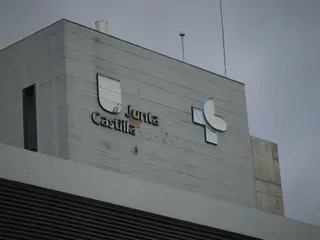 Colocación nuevo logo de SACYL en el hospital de Salamanca.