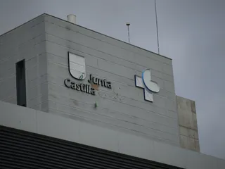 Colocación nuevo logo de SACYL en el hospital de Salamanca.