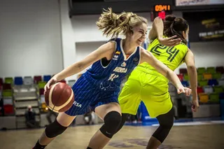 Samuelson trata de marcharse de una rival / FOTO FIBA EUROPE