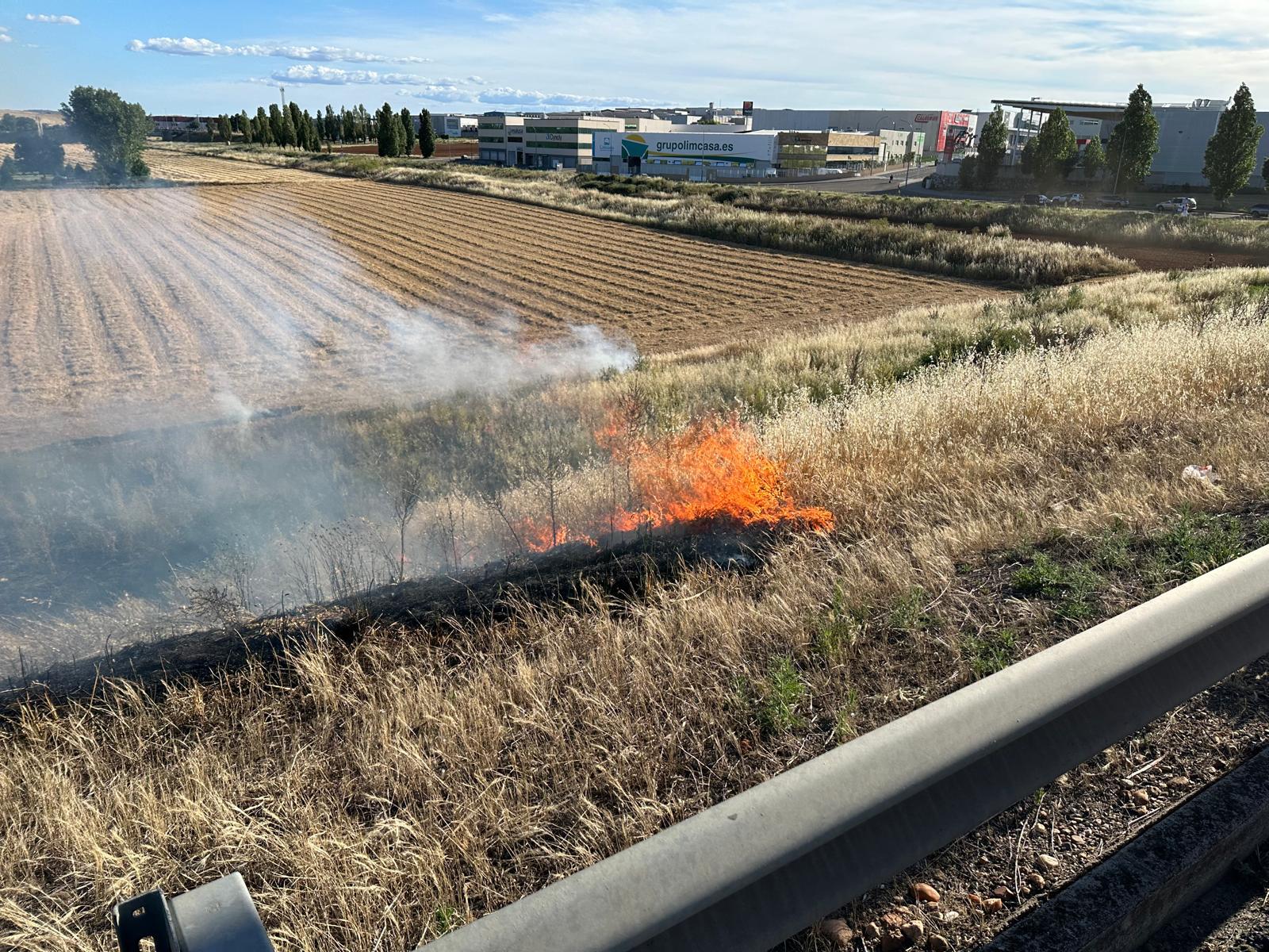 Incendio de pelusa en Carbajosa. Carbajosa Noticias