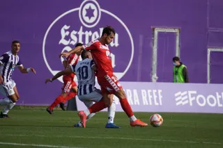Espina pugna por un balón ante el Valladolid Promesas / FOTO SALAMANCA24HORAS.COM