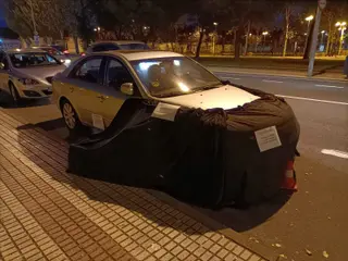 El coche con carteles aparcado en las inmediaciones del parque Würzburg. Foto SALAMANCA24HORAS.