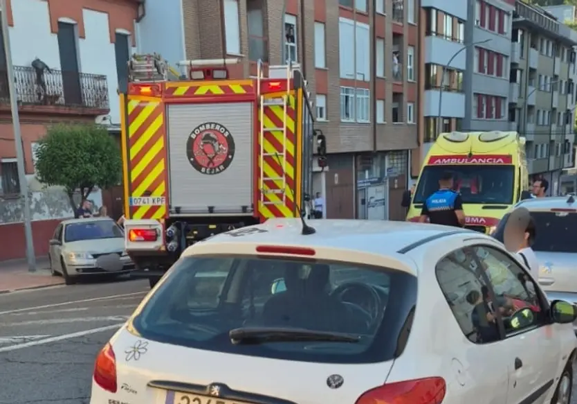 Personal Sanitario Atiende a Un Varón De 20 Años Herido En Béjar Y Policía Local De Béjar Regula El Tráfico