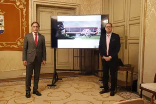 Carlos García Carbayo y Fernando Carabias presentan el proyecto de la nueva biblioteca de Pizarrales.