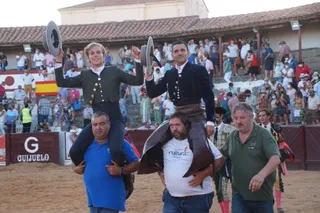Diego Ventura y Duarte Fernández salen a hombros de la plaza de Guijuelo