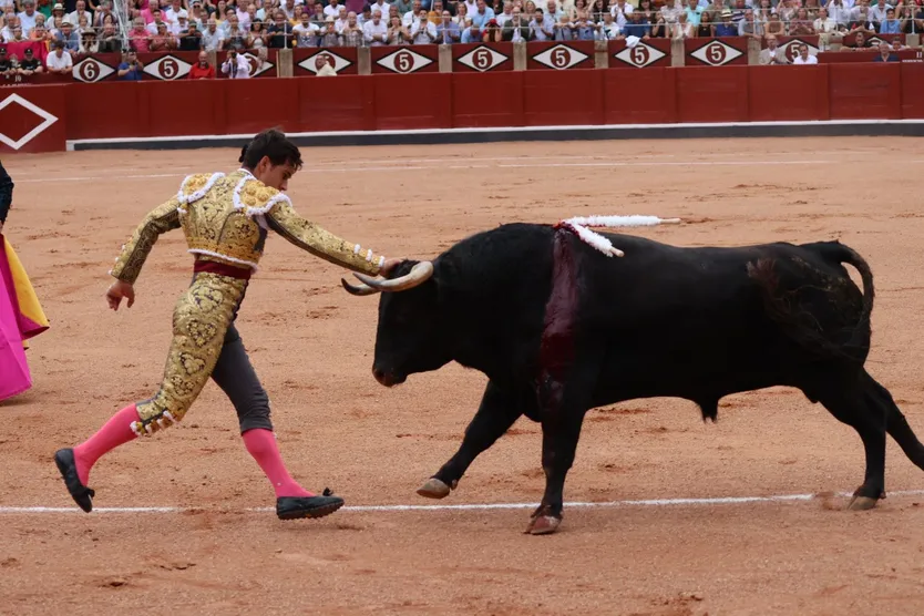 Ismael Martín parando a uno de sus toros tras el bullicioso tercio de banderillas