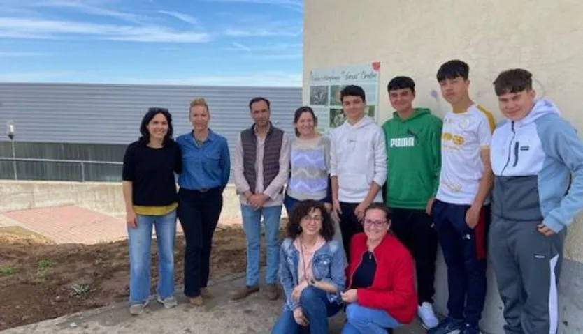 Los alumnos del instituto de Villamayor crean un oasis de mariposas