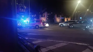 Un patinete se incendia dentro de un escaparate en el paseo de Carmelitas (13)
