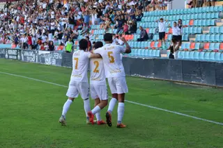 Alvarito, Miguelito y Durán celebran el 2-0 ante el Laguna | FOTO ANDREA MATEOS