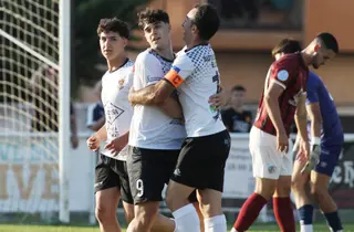 Sergio Santos y Alberto García celebran el gol del Ciudad Rodrigo al Salamanca CF UDS