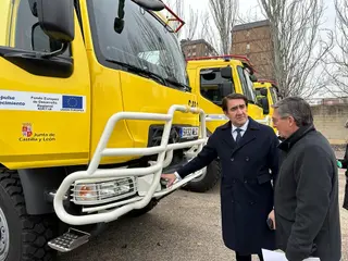 Suárez Quiñones en la presentación de los nuevos camiones autobomba