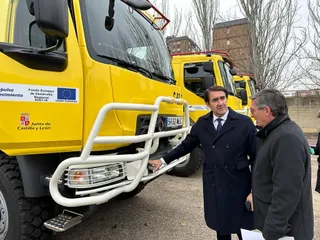 Suárez Quiñones en la presentación de los nuevos camiones autobomba
